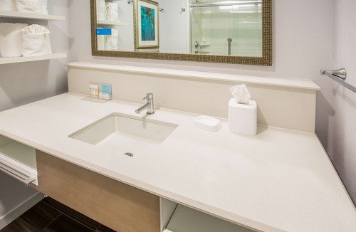 Monterey Hotel | Hampton Inn Monterey