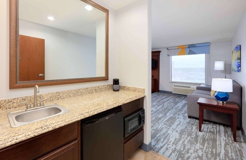 Southeast Arlington Hotel | Hampton Inn & Suites Dallas-Arlington-South