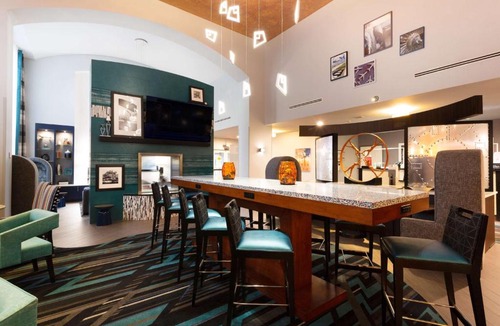 Herndon Hotel | Hampton Inn & Suites Herndon-Reston