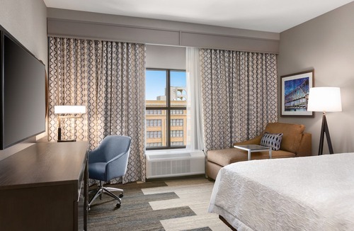 Crossroads Arts District Hotel | Hampton Inn & Suites Kansas City Downtown Crossroads