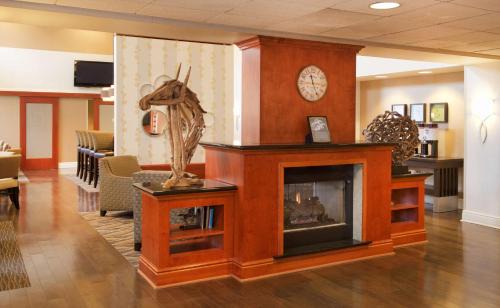 Strabane Hotel | Hampton Inn & Suites Pittsburgh-Meadow Lands