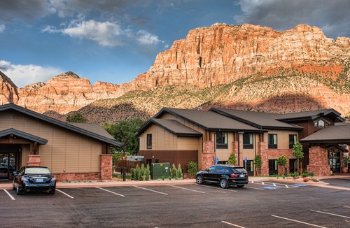 Zion National Park South Entrance Hotel | Hampton Inn & Suites Springdale/Zion National Park