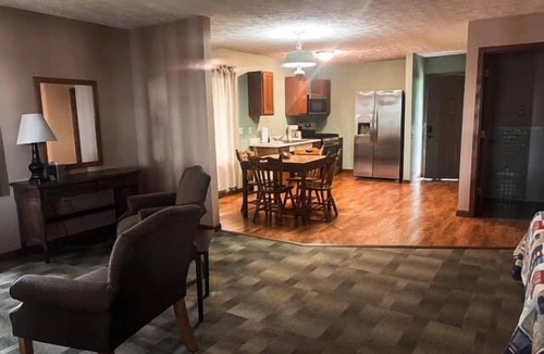 Golconda House | Handicap Accessible Standard Suite overlooking the River!