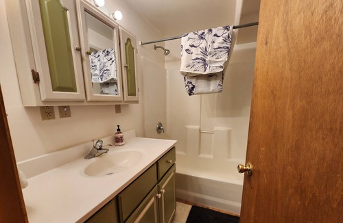 Kenny Lake House | Hannah's Hideaway: 3 Bedroom Rural Cabin