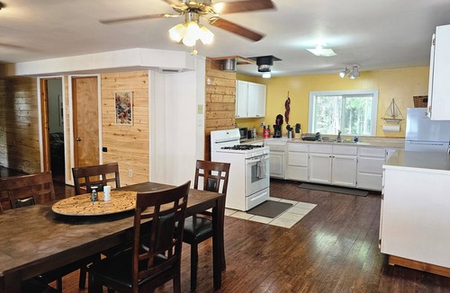 Kenny Lake Cabin | Hannah's Hideaway: 3 Bedroom Rural Cabin