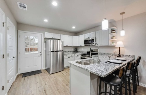 Fort Worth Apartment | Happy Large Home with 2 living area near Stockyards, AT&T