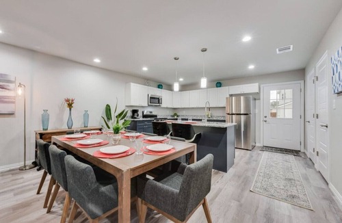 Fort Worth Apartment | Happy Large Home with 2 living area near Stockyards, AT&T