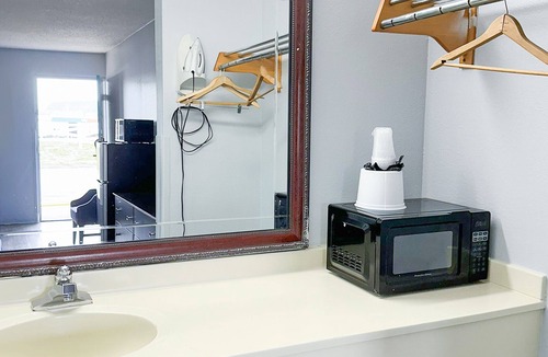 Madisonville Hotel | Happy Stay Inn Madisonville I-69 By OYO