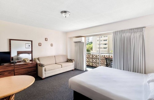 Waikiki Hotel | Hawaiian Escape: Comfortable Studio w/Kitchen and Pool – Heart of Waikiki