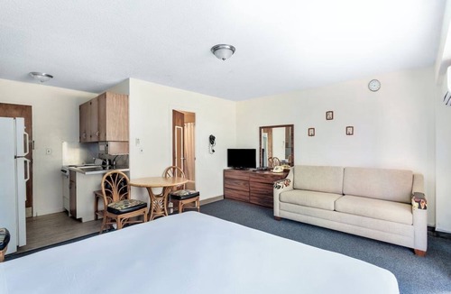 Waikiki Hotel | Hawaiian Escape: Comfortable Studio w/Kitchen and Pool – Heart of Waikiki