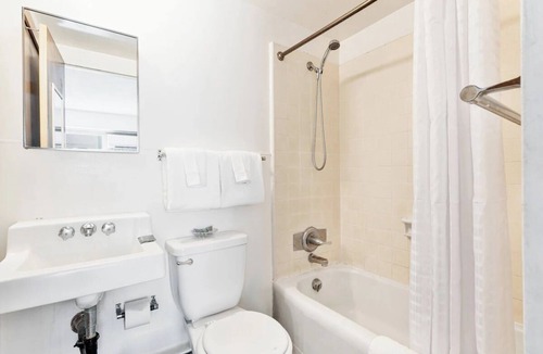 Waikiki Hotel | Hawaiian Escape: Comfortable Studio w/Kitchen and Pool – Heart of Waikiki