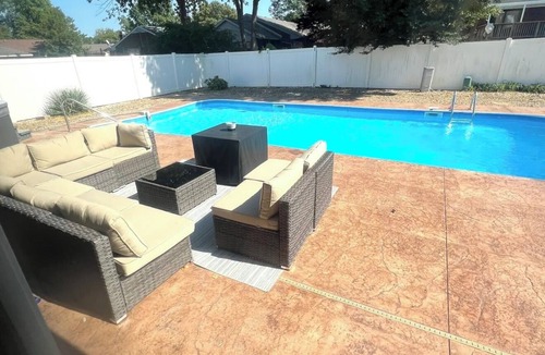 Owensboro House | Heated Swimming Pool + Hot Tub + Privacy