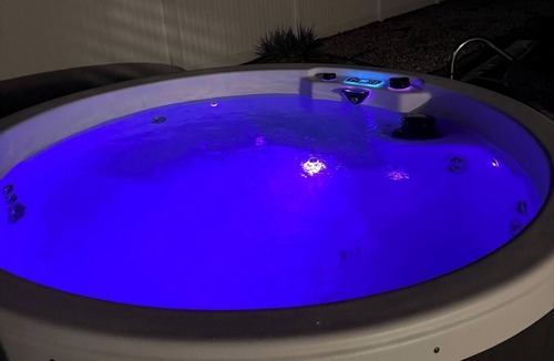 Owensboro House | Heated Swimming Pool + Hot Tub + Privacy