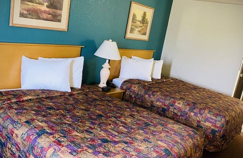 Herington Hotel | Herington Inn & Suites