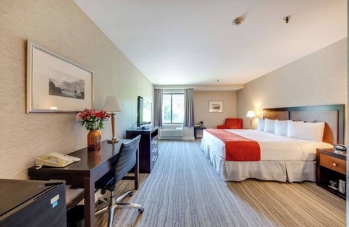 Southbury Hotel | Heritage Escape – Relax with Indoor Pool, Spa Services & Scenic Golf Course View