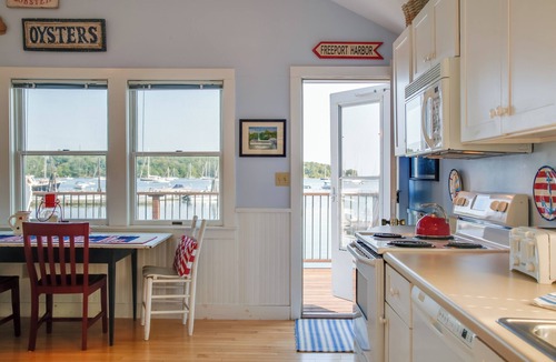 Freeport Cottage | 'Heron Cottage' on Casco Bay w/Deck & Boat Dock!