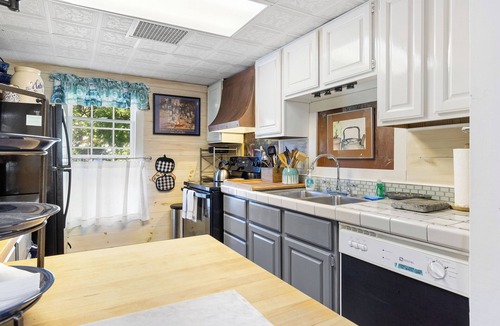 Owls Head Cottage | Hideaway Cottage, Walk to Owls Head Lighthouse