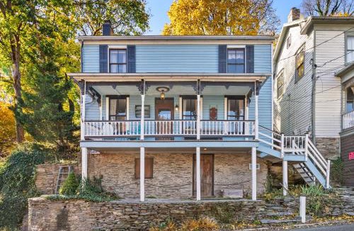 Harpers Ferry House | High Street Retreat