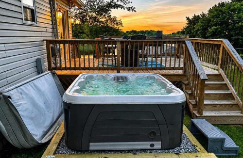 Portage Lakes House | Hilltop Lakehouse - Free Kayaks Deck PLX