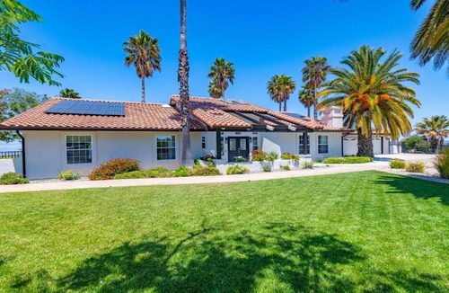 Templeton House | Hilltop Oasis