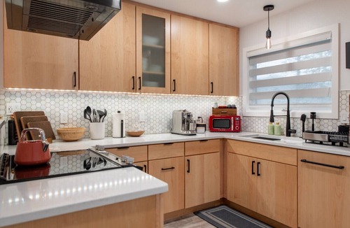 Douglas Apartment | Hip, Modern 3 bedroom Apt