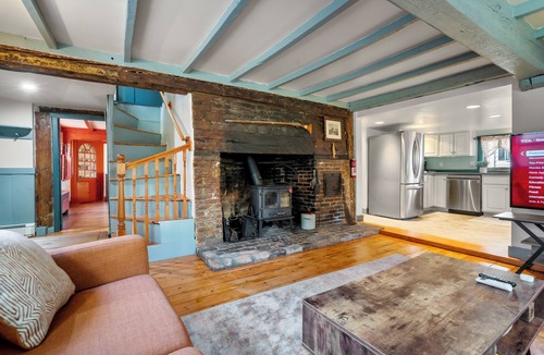 Beverly House | Historic 1686 Home Near Downtown l 5BR Retreat