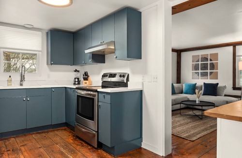 North Egremont House | Historic 2-BR 1800s Carriage House 8-Min to Catamount