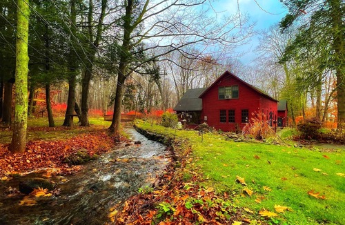 Amston Cabin | Historic 4 Bedroom Luxury Cabin with Private Waterfall & Lake Access