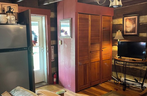 Zanesville Cabin | Historic, cozy cabin at Headley Inn Winery & Vineyard with WiFi, AC & Fireplace