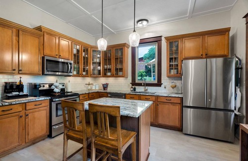 Augusta House | Historic Craftsman Hot Tub Walk to Wineries Katy Trail Dog Friendly