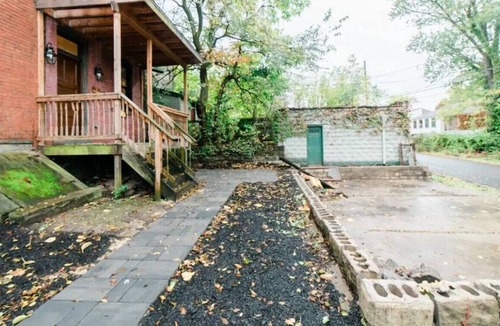 Manchester House | Historic Hamilton Irish Kitchen |Private PARKING!