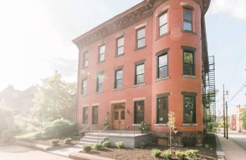 Manchester House | Historic Hamilton Irish Kitchen |Private PARKING!