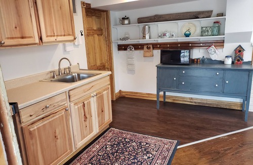 Bartlett Cabin | Historic Hardware Inn with River Views: Ely Suite