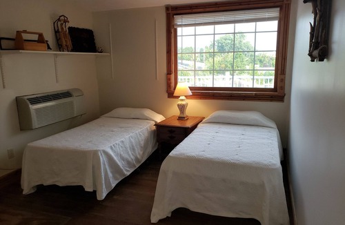 Bartlett Cabin | Historic Hardware Inn with River Views: Ely Suite