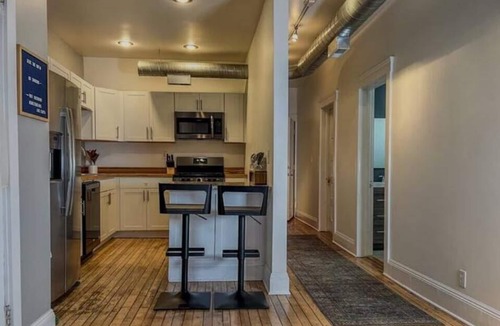 Detroit - Shoreway Apartment | Historic Haven Hideaway California King Bed
