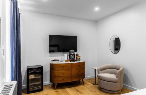 Bangor Apartment | Historic Hotel, King Bed, Fast WiFi, Room # 104