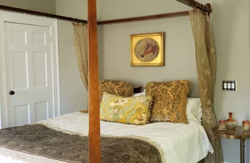 Chelsea Bed & Breakfast | Historic Hubble Shire Farm Inn-King Ensuite
