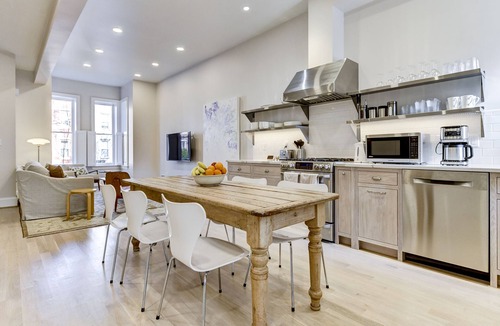 Shaw House | Historic Row House, 2 Blocks to Convention Center & Metro