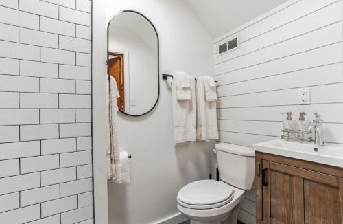Cheyney Apartment | Historic Thornton Studio Retreat