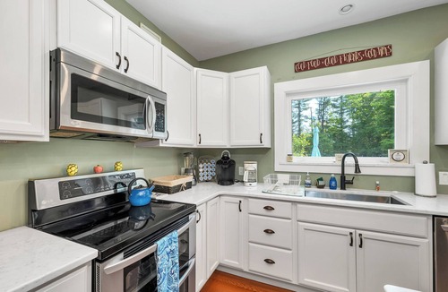 Mirror Lake House | Historic Victorian on Mirror Lake Sleeps 16 REDUCED RATES