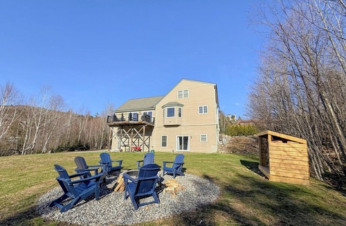 Carroll House | HL96 Single family home with views and lots of space! Privacy, convenience, AC and Dog Friendly!