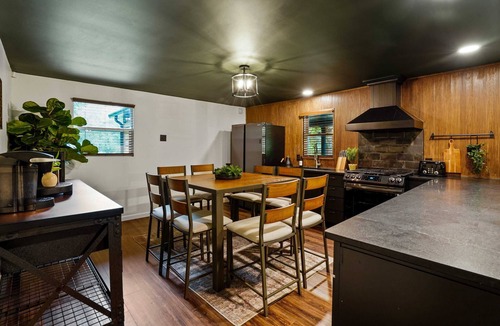 South Bloomingville Cabin | Hocking Hills: Hot Tub, Sauna, Pet Friendly, Games