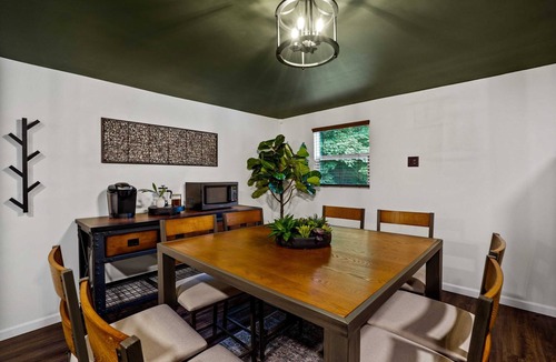 South Bloomingville Cabin | Hocking Hills: Hot Tub, Sauna, Pet Friendly, Games