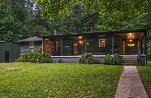 South Bloomingville Cabin | Hocking Hills: Hot Tub, Sauna, Pet Friendly, Games
