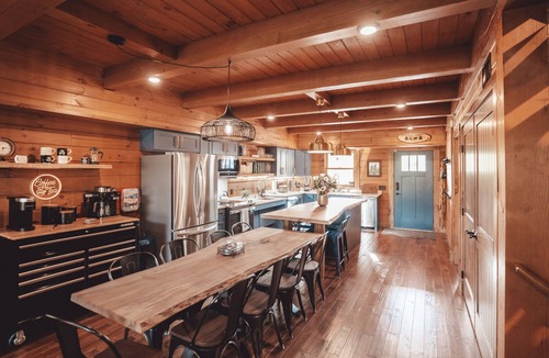 McArthur Cabin | Hocking Hills: Pool! Game Room! Trails! Sleeps 20!