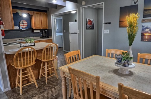 Eddyville House | Holiday House (Sleeps 1-12) - Offer a 4-bedroom, 2-bath unit with 1 queen, 3 full, 4 twin beds, and a pull-out sofa.
