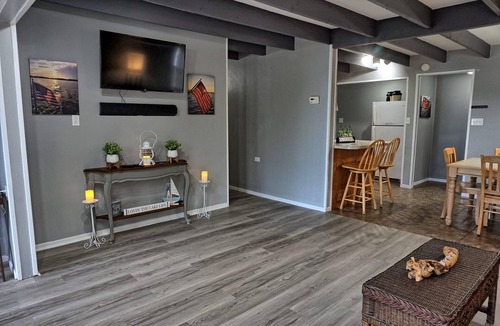 Eddyville House | Holiday House (Sleeps 1-12) - Offer a 4-bedroom, 2-bath unit with 1 queen, 3 full, 4 twin beds, and a pull-out sofa.