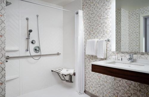 Dedham Hotel | Holiday Inn Boston - Dedham Hotel & Conference Center by IHG