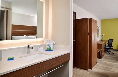 North Kansas City Hotel | Holiday Inn Express & Suites North Kansas City by IHG