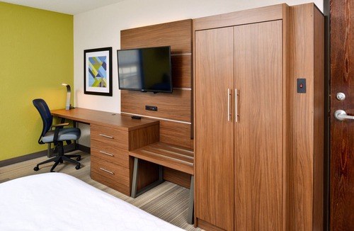 North Kansas City Hotel | Holiday Inn Express & Suites North Kansas City by IHG